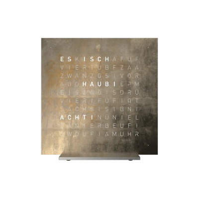 Die QLOCKTWO EARTH 13.5 in SILVER & GOLD ist in der Front Ansicht. Klare Linien, modernes Design und das ikonische Buchstabenraster, das die Uhrzeit in Worten darstellt.
