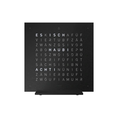 Die QLOCKTWO EARTH 13.5 in DEEP BLACK ist in der Front Ansicht. Klare Linien, modernes Design und das ikonische Buchstabenraster, das die Uhrzeit in Worten darstellt.